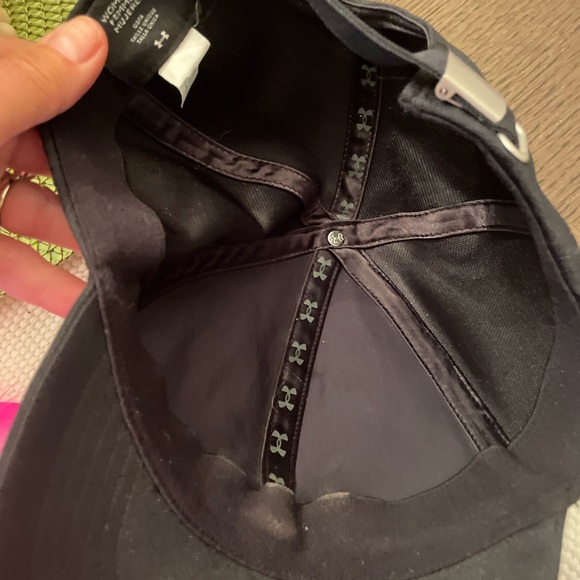 Under Armour Woman’s deep dark black adjustable cap sleek, rich sexy attractive - Picture 10 of 12
